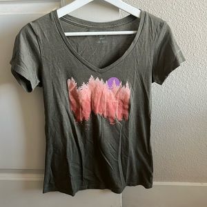 Columbia women’s v-neck t-shirt. Size xs.